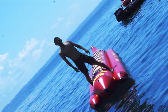 Serunya Naik Banana Boat di Pantai Timur Pangandaran