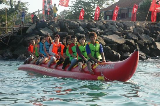 Serunya Naik Banana Boat di Pantai Timur Pangandaran