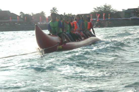 Serunya Naik Banana Boat di Pantai Timur Pangandaran