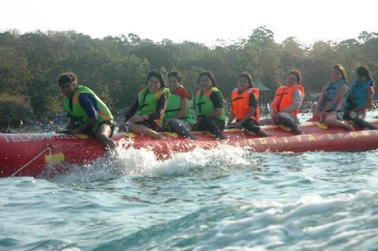 Serunya Naik Banana Boat di Pantai Timur Pangandaran