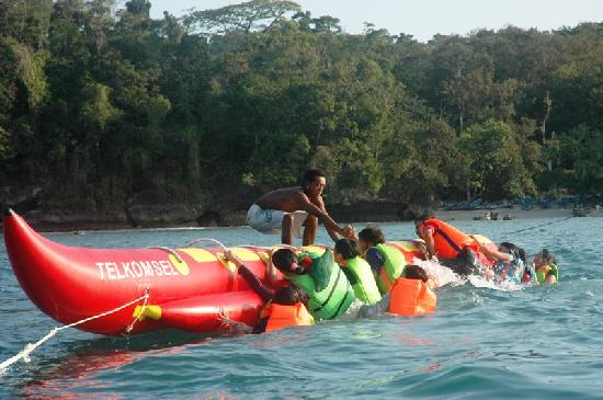 Serunya Naik Banana Boat di Pantai Timur Pangandaran