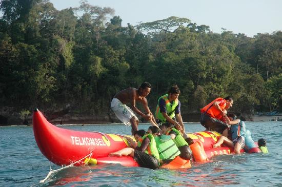 Serunya Naik Banana Boat di Pantai Timur Pangandaran