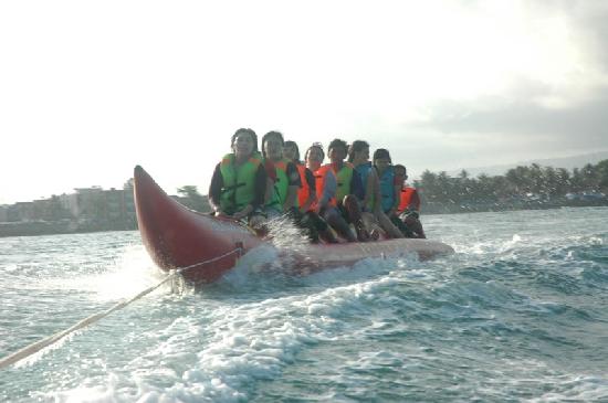 Serunya Naik Banana Boat di Pantai Timur Pangandaran