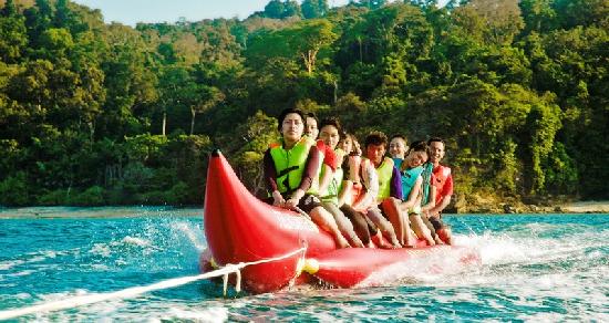 Serunya Naik Banana Boat di Pantai Timur Pangandaran