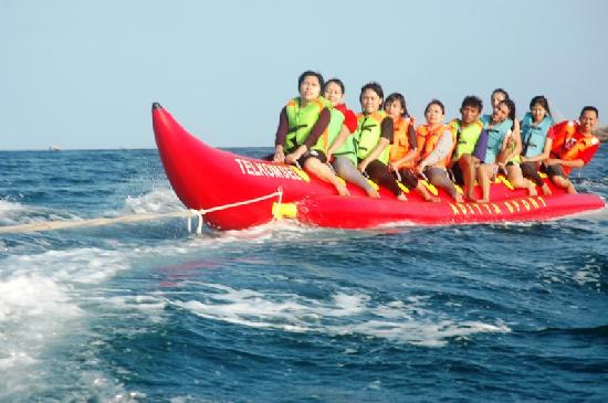 Serunya Naik Banana Boat di Pantai Timur Pangandaran