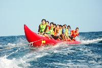 Serunya Naik Banana Boat di Pantai Timur Pangandaran