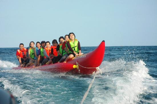 Serunya Naik Banana Boat di Pantai Timur Pangandaran