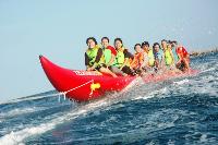 Serunya Naik Banana Boat di Pantai Timur Pangandaran