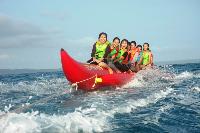 Serunya Naik Banana Boat di Pantai Timur Pangandaran