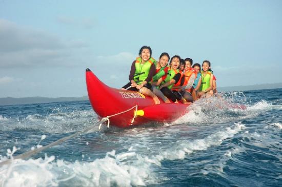 Serunya Naik Banana Boat di Pantai Timur Pangandaran