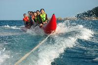 Serunya Naik Banana Boat di Pantai Timur Pangandaran