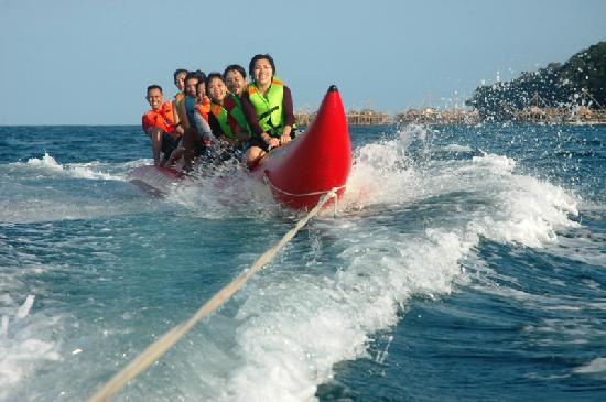 Serunya Naik Banana Boat di Pantai Timur Pangandaran