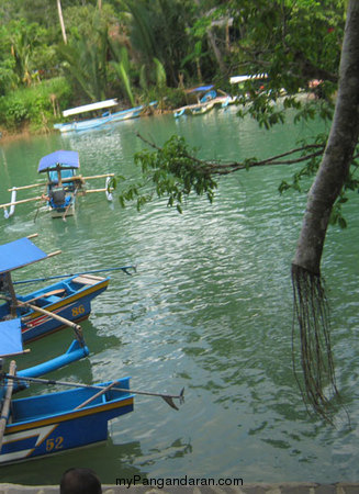 Berenang Di Dermaga Green Canyon