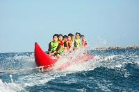 Serunya Naik Banana Boat di Pantai Timur Pangandaran