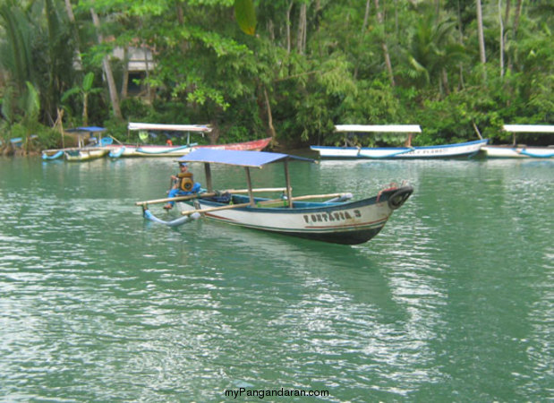 Berenang Di Dermaga Green Canyon