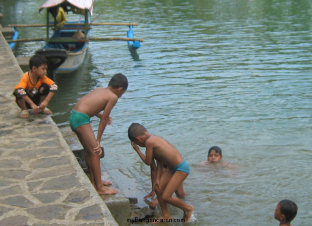 Berenang Di Dermaga Green Canyon