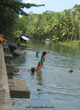 Berenang Di Dermaga Green Canyon