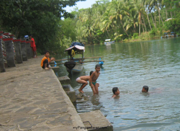 Berenang Di Dermaga Green Canyon