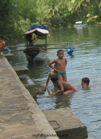 Berenang Di Dermaga Green Canyon