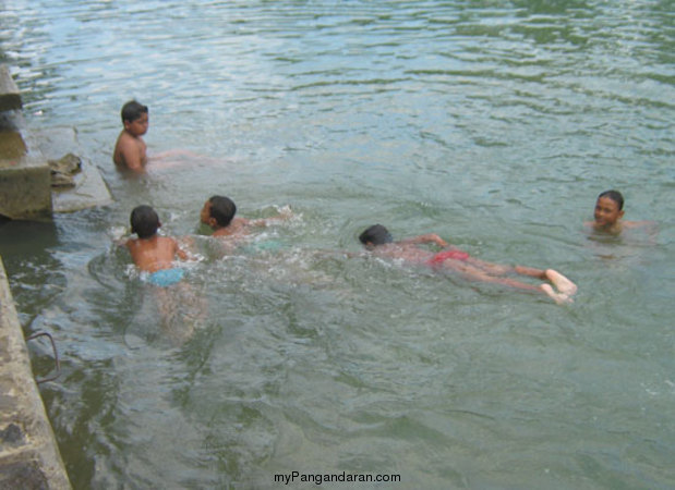 Berenang Di Dermaga Green Canyon