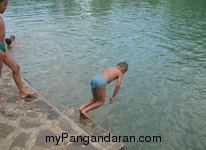 Berenang Di Dermaga Green Canyon