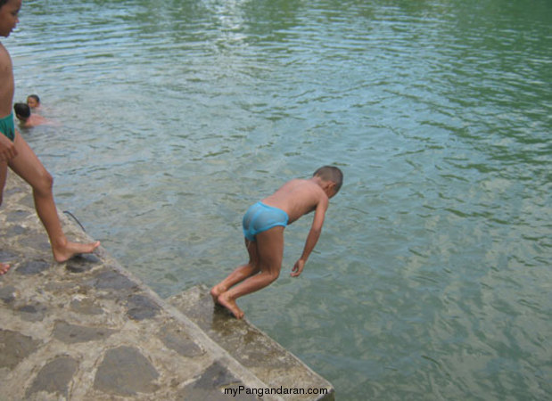 Berenang Di Dermaga Green Canyon