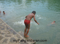 Berenang Di Dermaga Green Canyon