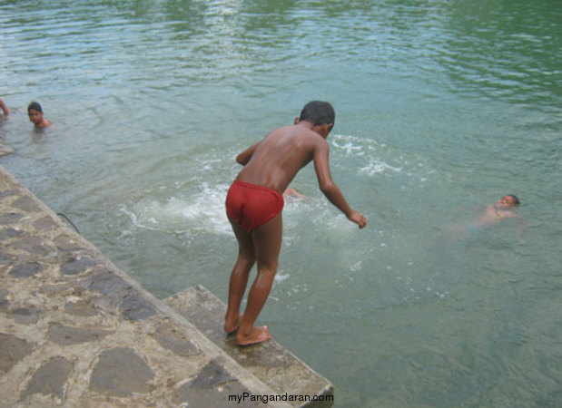 Berenang Di Dermaga Green Canyon