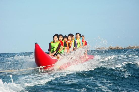 Serunya Naik Banana Boat di Pantai Timur Pangandaran