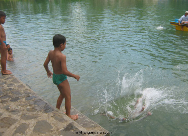 Berenang Di Dermaga Green Canyon