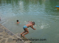 Berenang Di Dermaga Green Canyon