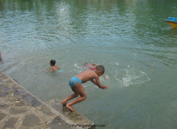 Berenang Di Dermaga Green Canyon