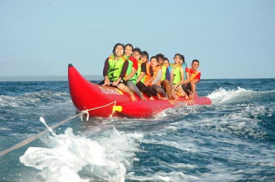 Serunya Naik Banana Boat di Pantai Timur Pangandaran