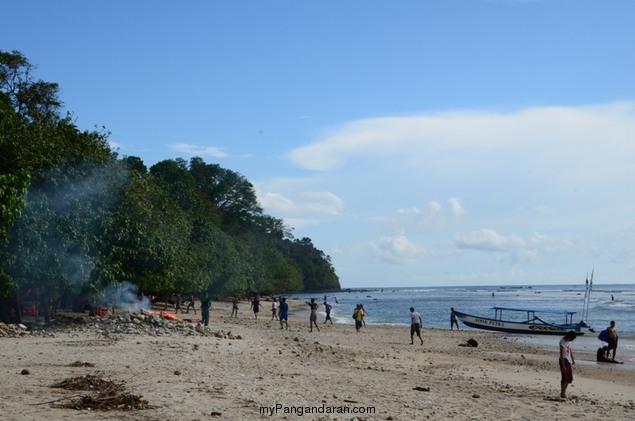 Pasir Putih Pangandaran dalam Lensa