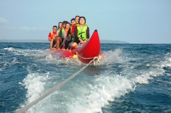 Serunya Naik Banana Boat di Pantai Timur Pangandaran