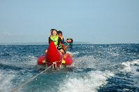 Serunya Naik Banana Boat di Pantai Timur Pangandaran