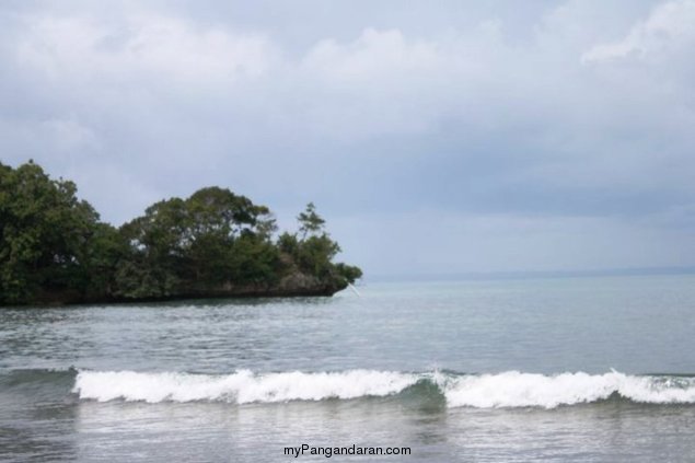 Menikmati Saat Sepi di Pantai Pangandaran