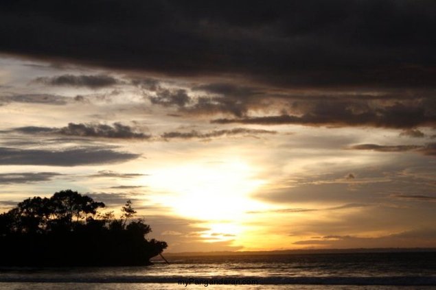 Menikmati Saat Sepi di Pantai Pangandaran