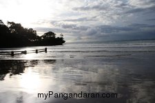 Menikmati Saat Sepi di Pantai Pangandaran