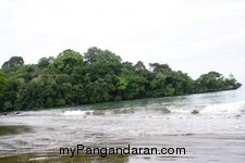 Menikmati Saat Sepi di Pantai Pangandaran