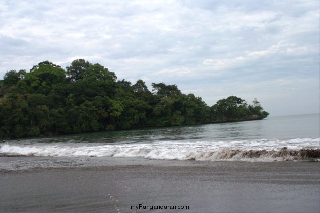 Menikmati Saat Sepi di Pantai Pangandaran