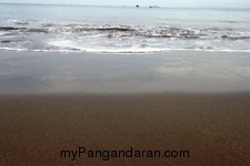 Menikmati Saat Sepi di Pantai Pangandaran