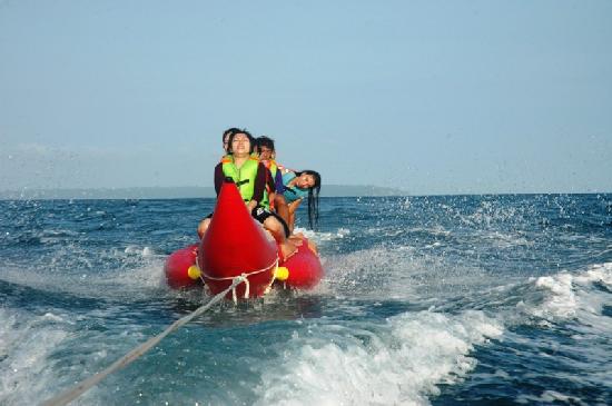 Serunya Naik Banana Boat di Pantai Timur Pangandaran