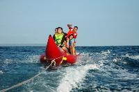 Serunya Naik Banana Boat di Pantai Timur Pangandaran