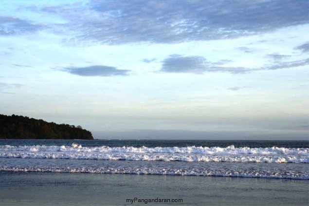 Menikmati Saat Sepi di Pantai Pangandaran