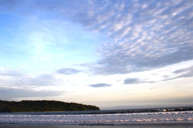 Menikmati Saat Sepi di Pantai Pangandaran