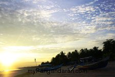 Menikmati Saat Sepi di Pantai Pangandaran