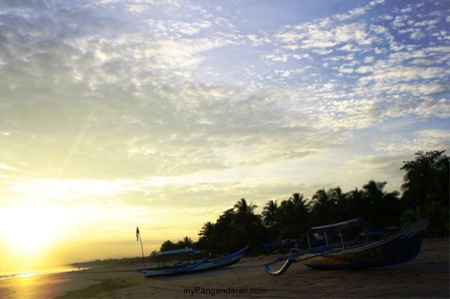 Menikmati Saat Sepi di Pantai Pangandaran