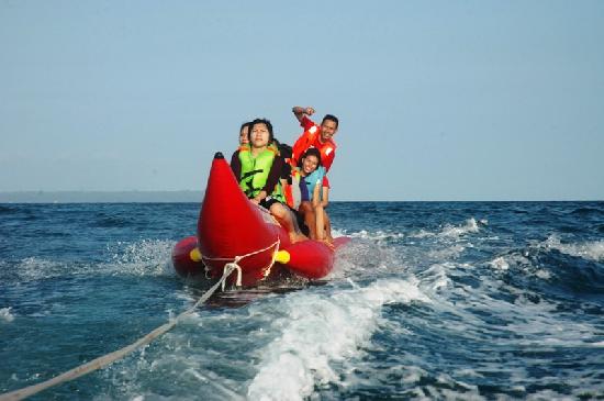 Serunya Naik Banana Boat di Pantai Timur Pangandaran