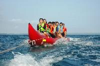 Serunya Naik Banana Boat di Pantai Timur Pangandaran